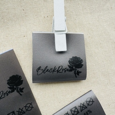 Etiquetas Alta Definição | Glossy | 3.5 cm Largura | Dobradas | Logo Horizontal Etiquetas Alta Definição | Glossy | 3.5 cm Largura | Dobradas | Logo Horizontal