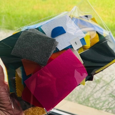 100g de feltro cortado aos pedaços irregulares de várias cores | Ref. 007