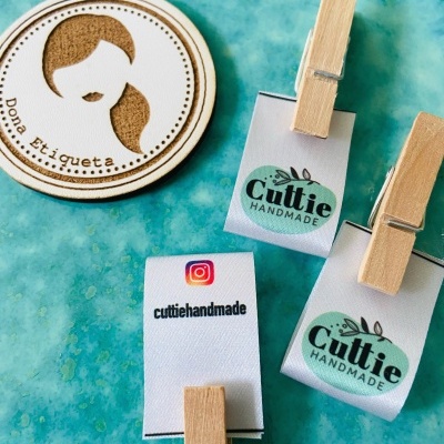 Etiquetas Alta Definição | 2,5 cm Largura | Dobradas | Logo Horizontal | Glossy