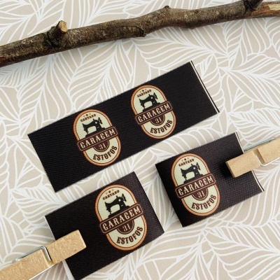 Etiquetas Alta Definição | MATTE | 2,5cm largura | Dobradas | Logo Vertical Etiquetas Alta Definição | MATTE | 2,5cm largura | Dobradas | Logo Vertical