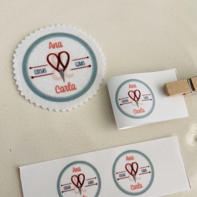 Etiquetas Alta Definição | MATTE | 2,5cm largura | Dobradas | Logo Vertical Etiquetas Alta Definição | MATTE | 2,5cm largura | Dobradas | Logo Vertical