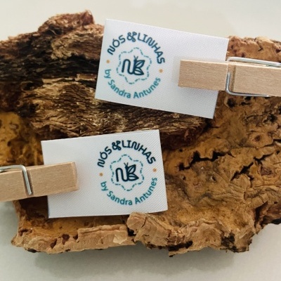 Etiquetas Alta Definição | MATTE | 1,5 cm largura | Dobradas | Logo Vertical