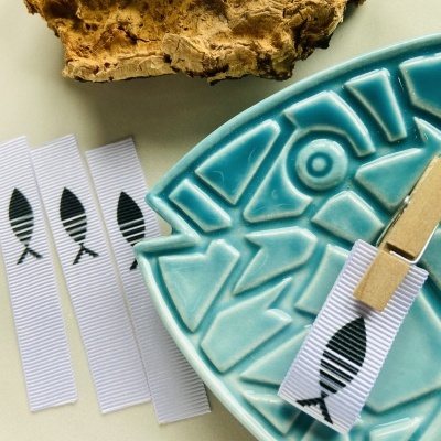 Etiquetas Alta Definição | Gorgurão | 1,2 cm Largura | Dobradas | Logo Horizontal