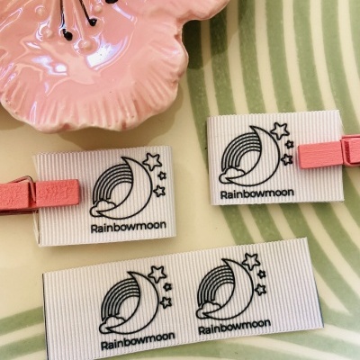 Etiquetas Alta Definição | Gorgurão |  2,5 cm Largura | Dobradas | Logo Vertical