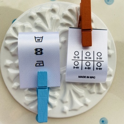 Etiquetas Alta Definição | 3cm Largura | Dobradas | Logótipo + Tamanhos | Glossy