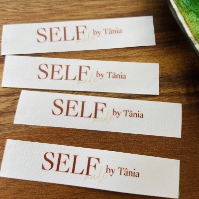 Etiquetas Alta Definição | 1,5 cm Largura | Planas | Logo Horizontal | Glossy