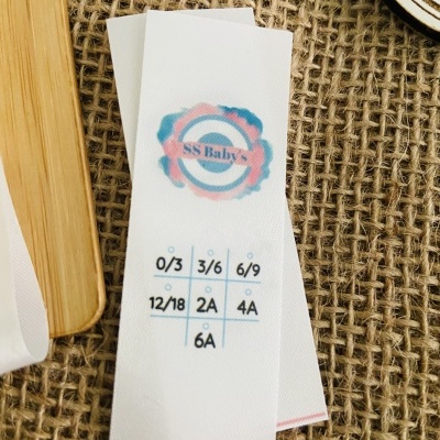 Etiquetas Alta Definição | 3cm Largura | Dobradas | Logótipo + Tamanhos | Glossy