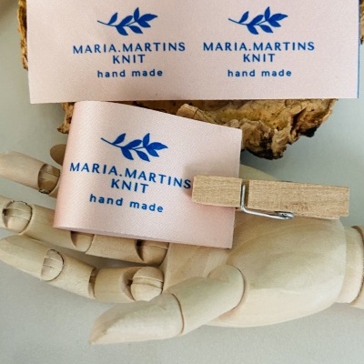 Etiquetas Alta Definição | 3 cm Largura | Dobradas | Logótipo Vertical | Glossy