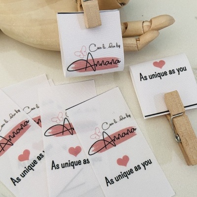 Etiquetas Alta Definição | 3 cm Largura | Dobradas | Logo Horizontal | MATTE