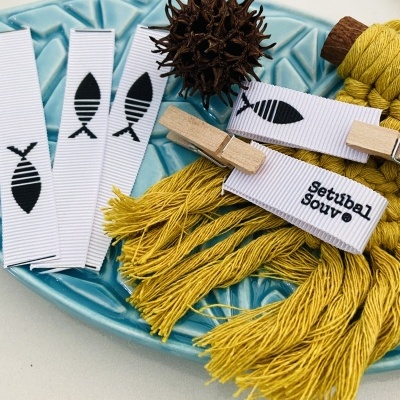 Etiquetas Alta Definição | Gorgurão | 1,2 cm Largura | Dobradas | Logo Horizontal