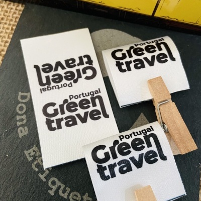 Etiquetas Alta Definição | Glossy | 3.5 cm Largura | Dobradas | Logo Horizontal Etiquetas Alta Definição | Glossy | 3.5 cm Largura | Dobradas | Logo Horizontal