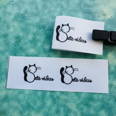 Etiquetas Alta Definição | 2cm Largura | Dobradas | Logo Vertical | MATTE