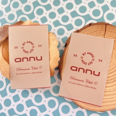 Etiquetas Alta Definição | MATTE | 4 cm Largura | Planas | Logo Vertical Etiquetas Alta Definição | MATTE | 4 cm Largura | Planas | Logo Vertical