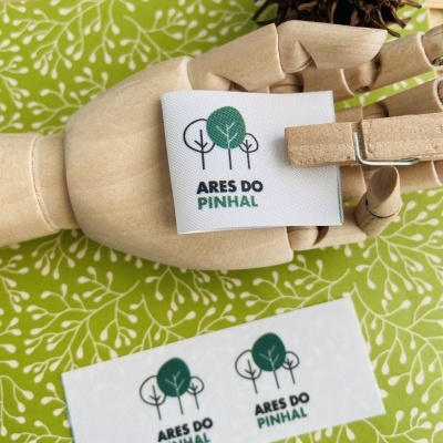 Etiquetas Alta Definição | MATTE | 2,5cm largura | Dobradas | Logo Vertical Etiquetas Alta Definição | MATTE | 2,5cm largura | Dobradas | Logo Vertical