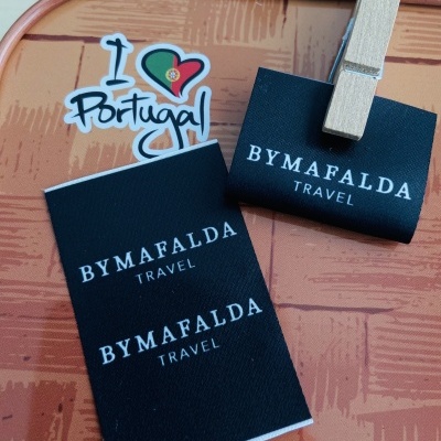 Etiquetas Alta Definição | Glossy | 3.5 cm Largura | Dobradas | Logo Horizontal Etiquetas Alta Definição | Glossy | 3.5 cm Largura | Dobradas | Logo Horizontal