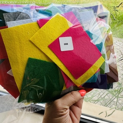 100g de feltro cortado aos pedaços irregulares de várias cores | Ref. 008