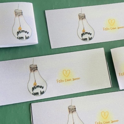 Etiquetas Alta Definição | Glossy | 2 cm largura | Dobradas | Logo vertical