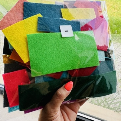 100g de feltro cortado aos pedaços irregulares de várias cores | Ref. 006