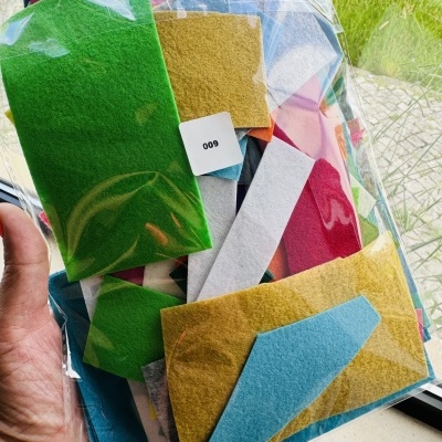 100g de feltro cortado aos pedaços irregulares de várias cores | Ref. 009
