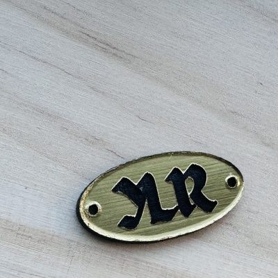 Etiquetas em Trafolite Dourado / Preto 1,6 mm | Largura máxima 3 cm | Personalizáveis | Ovais