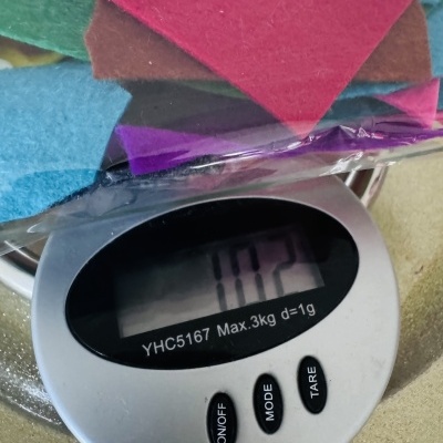 100g de feltro cortado aos pedaços irregulares de várias cores | Ref. 002