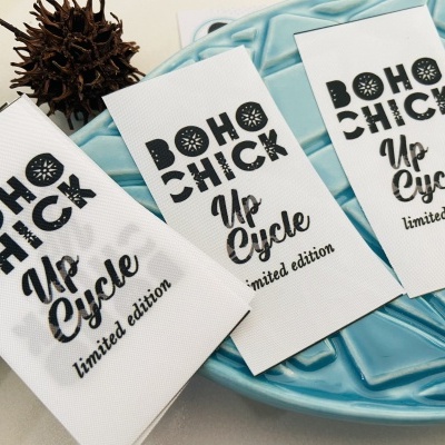 Etiquetas Alta Definição | MATTE | 4 cm Largura | Planas | Logo Vertical Etiquetas Alta Definição | MATTE | 4 cm Largura | Planas | Logo Vertical