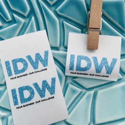 Etiquetas Alta Definição | Glossy | 3.5 cm Largura | Dobradas | Logo Horizontal Etiquetas Alta Definição | Glossy | 3.5 cm Largura | Dobradas | Logo Horizontal