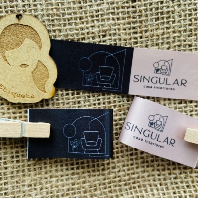 Etiquetas Alta Definição | Glossy | 2,5 cm Largura | Dobradas | Logótipo Vertical