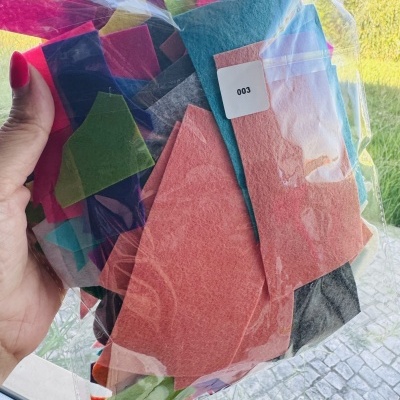 100g de feltro cortado aos pedaços irregulares de várias cores | ref. 003