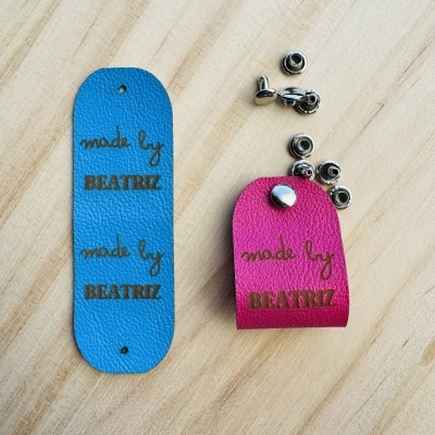 Pack de 5 etiquetas de Napa com rebites | Etiquetas Dobradas | Personalize com Texto Pack de 5 etiquetas de Napa com rebites | Etiquetas Dobradas | Personalize com Texto