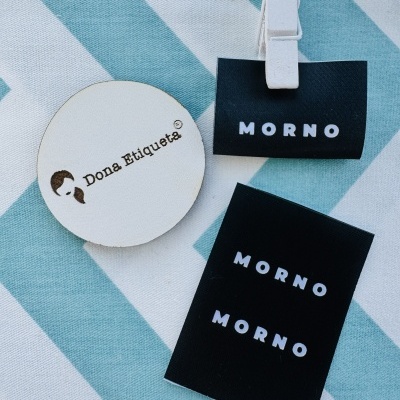 Etiquetas Alta Definição | Glossy | 3.5 cm Largura | Dobradas | Logo Horizontal Etiquetas Alta Definição | Glossy | 3.5 cm Largura | Dobradas | Logo Horizontal