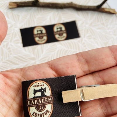 Etiquetas Alta Definição | MATTE | 2,5cm largura | Dobradas | Logo Vertical Etiquetas Alta Definição | MATTE | 2,5cm largura | Dobradas | Logo Vertical