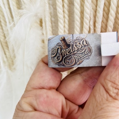 Etiquetas Alta Definição | Glossy | 2 cm largura | Dobradas | Logo vertical