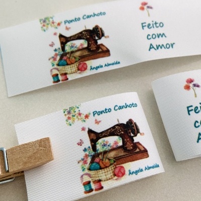 Etiquetas Alta Definição | MATTE | 2,5cm largura | Dobradas | Logo Vertical Etiquetas Alta Definição | MATTE | 2,5cm largura | Dobradas | Logo Vertical