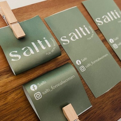 Etiquetas Alta Definição | 4cm largura | Dobradas | Logotipo Horizontal | Glossy