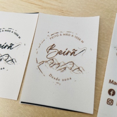 Etiquetas Alta Definição | MATTE | 4 cm Largura | Planas | Logo Vertical Etiquetas Alta Definição | MATTE | 4 cm Largura | Planas | Logo Vertical