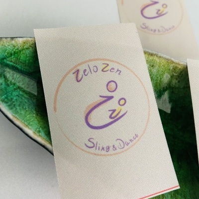 Etiquetas Alta Definição | 4cm Largura | Planas | Logo Vertical | Glossy