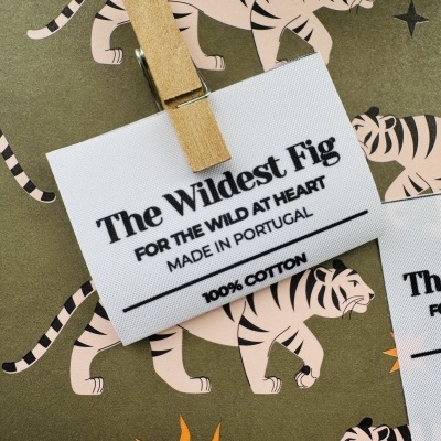 Etiquetas Alta Definição | 5 cm Largura | Dobradas | Logo Horizontal | 25 un. | MATTE