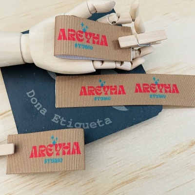 Etiquetas Alta Definição | Gorgurão |  2,5 cm Largura | Dobradas | Logo Vertical