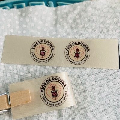 Etiquetas Alta Definição | Glossy | 2 cm largura | Dobradas | Logo vertical