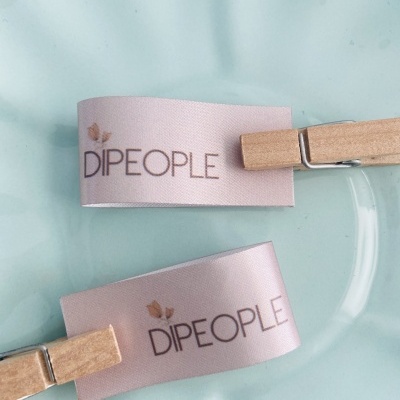 Etiquetas Alta Definição | Glossy | 2,5 cm Largura | Dobradas | Logótipo Vertical