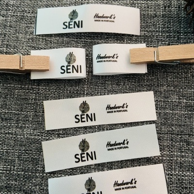 Etiquetas Alta Definição | Glossy | 1,5 cm Largura | Dobradas | Logotipo Vertical