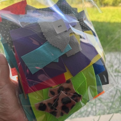 100g de feltro cortado aos pedaços irregulares de várias cores | Ref. 012