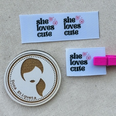 Etiquetas Alta Definição | Gorgurão |  2,5 cm Largura | Dobradas | Logo Vertical