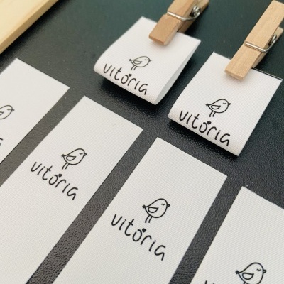 Etiquetas Alta Definição | MATTE | 2,5cm Largura | Dobradas | Logo Horizontal