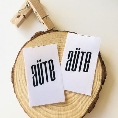 Etiquetas Monocromáticas | 3 cm Largura | Planas | Logo Vertical