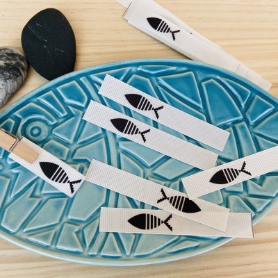 Etiquetas Alta Definição | Gorgurão | 1,2 cm Largura | Dobradas | Logo Horizontal