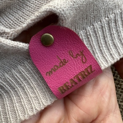 Pack de 5 etiquetas de Napa com rebites |  Etiquetas Dobradas | Personalize com Texto