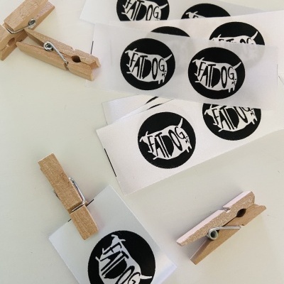 Etiquetas Monocromáticas | 3 cm Largura | Dobradas | Logo Vertical