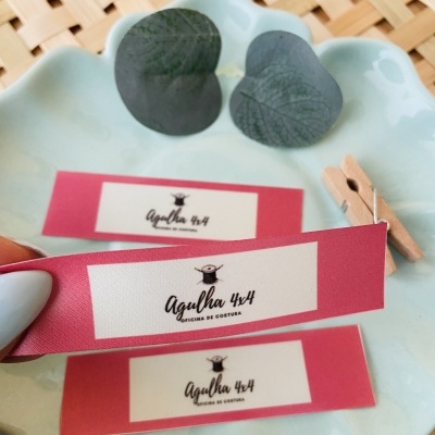 Etiquetas Alta Definição | 1,5 cm Largura | Planas | Logo Horizontal | Glossy